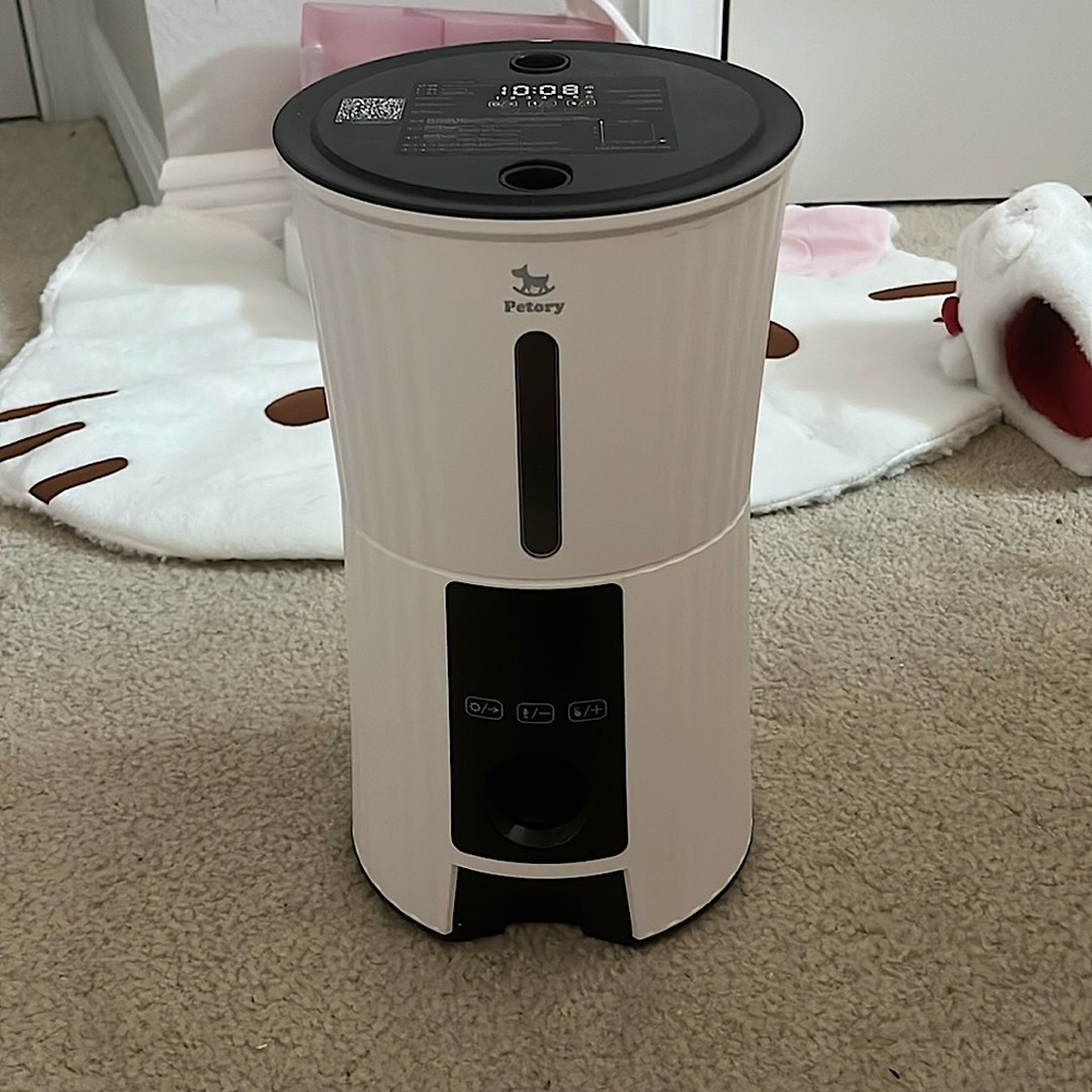 automatic food dispenser . Brand Petory